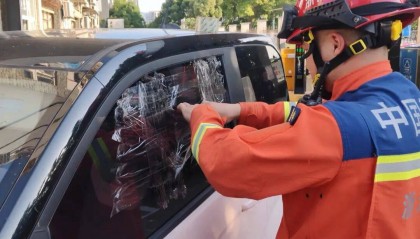 宁波一女子取快递时把2岁孩子独自留在车内，返回时发现车门已被反锁，钥匙也在车内！