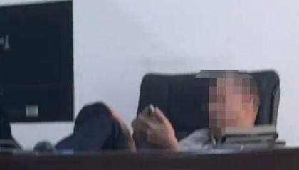 海口市税务局一工作人员疑上班翘脚玩手游，官方回应：正在调查处理