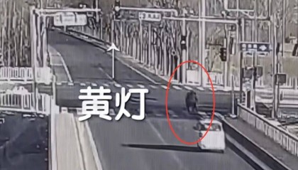 北京街头，一汽车与电动自行车猛烈相撞！事故双方都称是“绿灯”，警方还原真相……