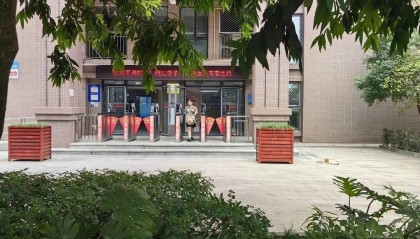 男留学生暂住女生公寓进展：多位女生证实男留学生已搬离，学校曾安排安保人员在宿舍