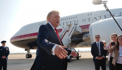 特朗普乘“新空军一号”首飞：内部更大更豪华更金色！美国空军：改装费不到4亿美元