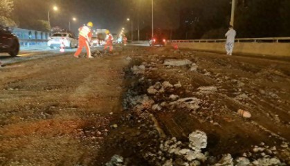 北京五环路上一大货车掉落大量土方，司机逃逸被抓获