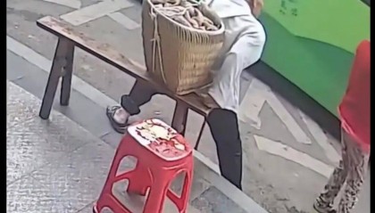 重庆一背篓老人等公交被拒载，交通运输局：涉事司机已被开除