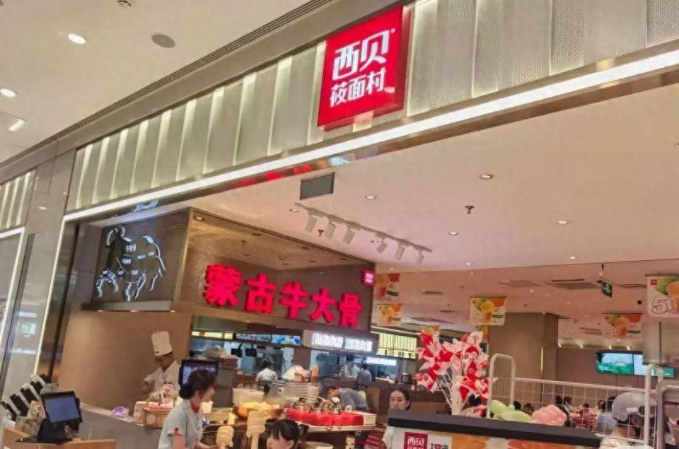 邻桌家长怒了!西贝一食客用公筷喂宠物狗,门店:丢弃涉事餐具、全面消杀