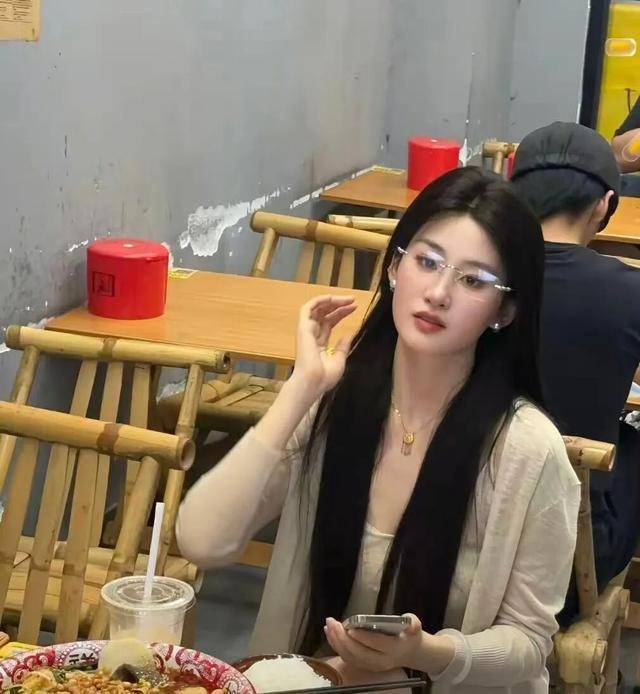 一女孩酷似刘亦菲走红,3条视频涨粉超20万,本人回应称未整容,大学时期就被说像她