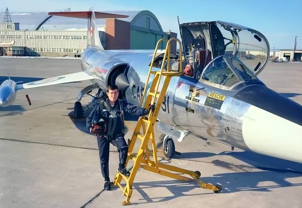 央视曝光!歼-35A改用内置登机梯,和F-35的一模一样?