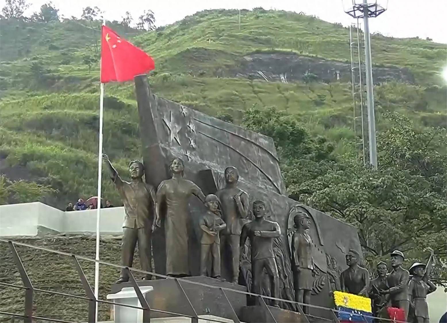 美大军压境,委内瑞拉升起五星红旗,叫中国兄弟,中方收到求援信号!