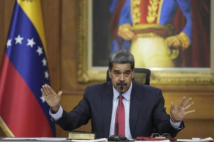 美大军压境,委内瑞拉升起五星红旗,叫中国兄弟,中方收到求援信号!