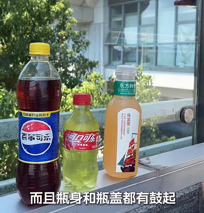 有老人长期在上海一景区外摆摊卖水,被质疑用废弃空瓶私自灌装,当地:将联合整治