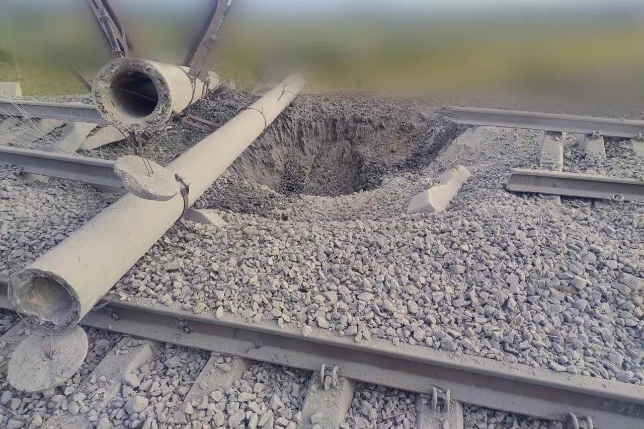 俄军终于开炸铁路枢纽,炸嗨了,多轮炸弹雨砸下,乌克兰扛不住了