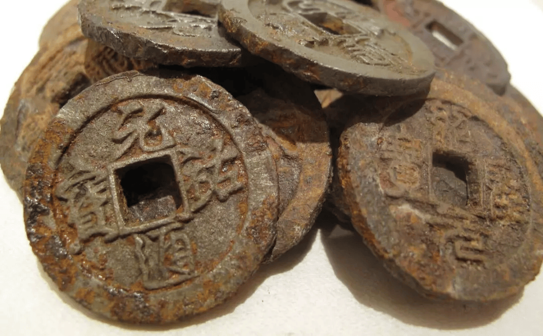 铜币在古代为何会被淘汰,纸币又如何成为货币的新宠?