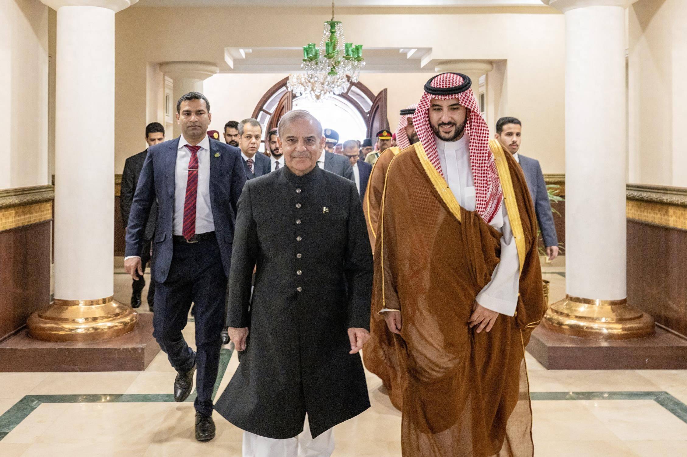 人民币国际化加速:从中东到铁矿石,中国如何拆解美元霸权?