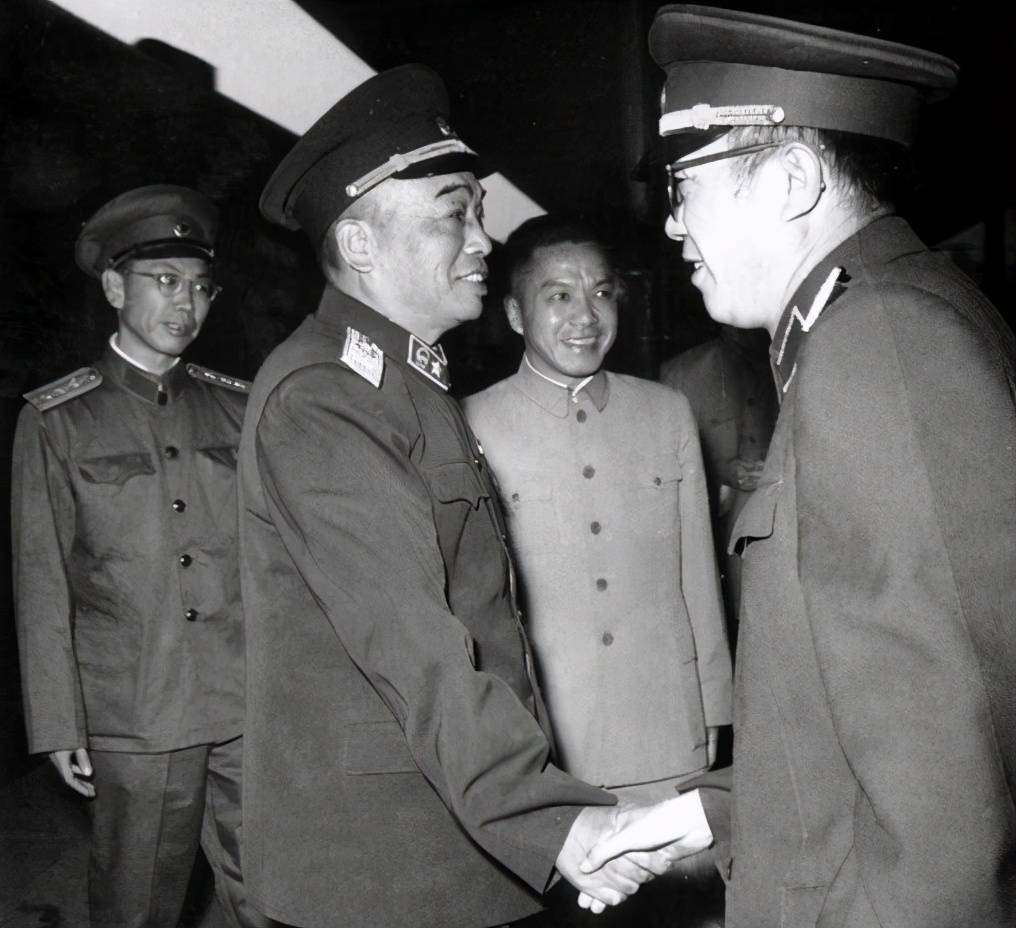 高某抄过黄克诚的家,黄克诚平反后,如何处置他