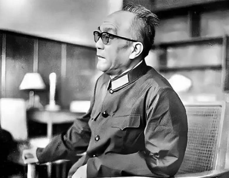 高某抄过黄克诚的家,黄克诚平反后,如何处置他