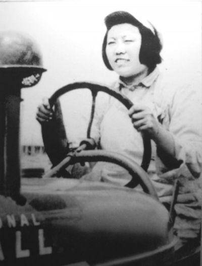 上世纪50年代,那个被印上人民币的女拖拉机手,后来怎么样了?