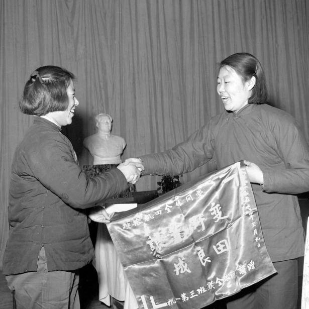 上世纪50年代,那个被印上人民币的女拖拉机手,后来怎么样了?
