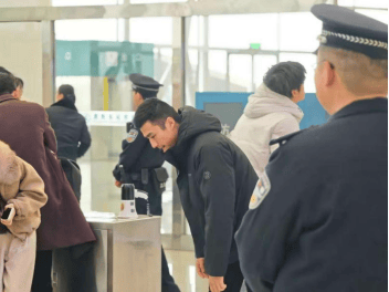 给力!超赞!濮阳东站派出所用平安与温情点亮归途