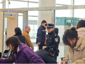 给力!超赞!濮阳东站派出所用平安与温情点亮归途