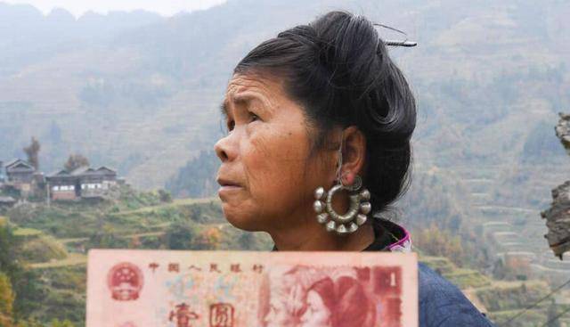曾被印在第4套人民币上的少数民族女子,现如今怎么样?