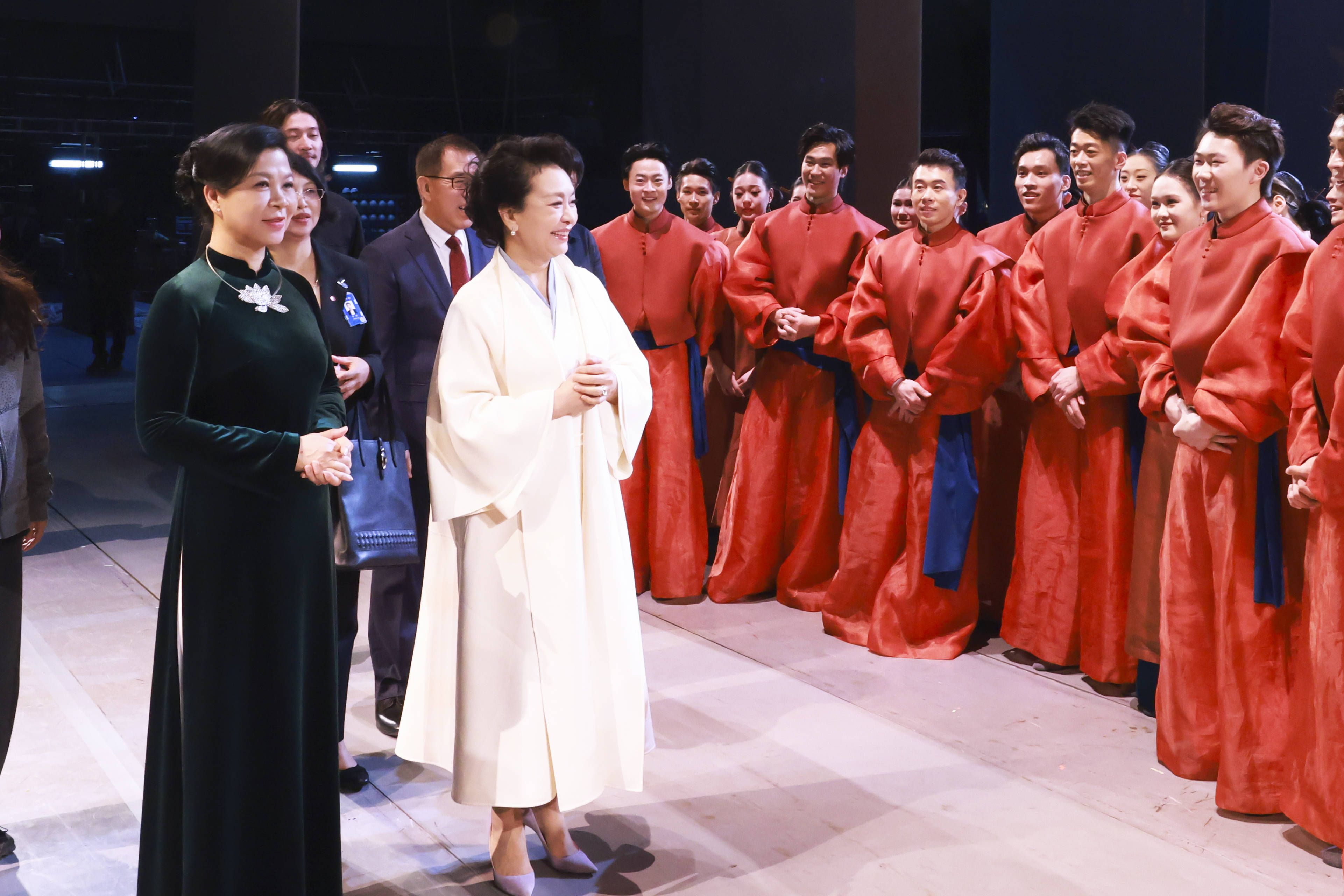 彭丽媛同越共中央总书记、国家主席夫人吴芳璃参观中国国家大剧院