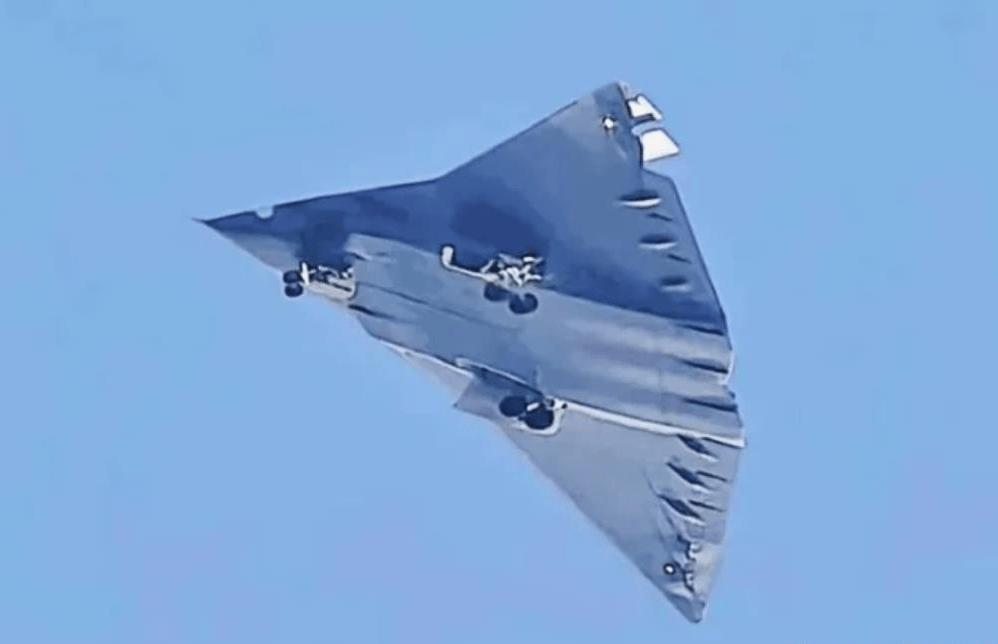 外媒:看完歼-36最新试飞照,重新定义“现代空战”,真的不夸张