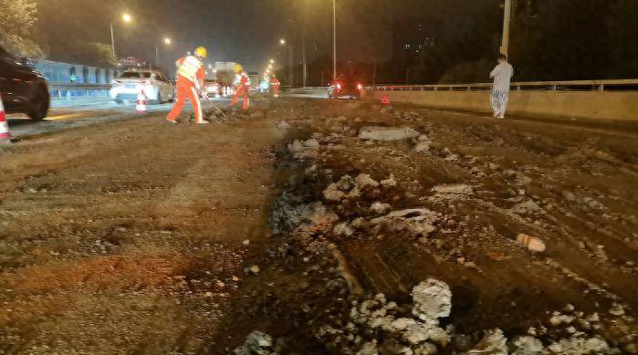 北京五环路上一大货车掉落大量土方,司机逃逸被抓获