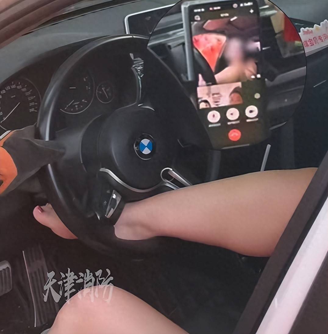 女子脚卡宝马车方向盘2小时，自救失败后无奈拨打119求助