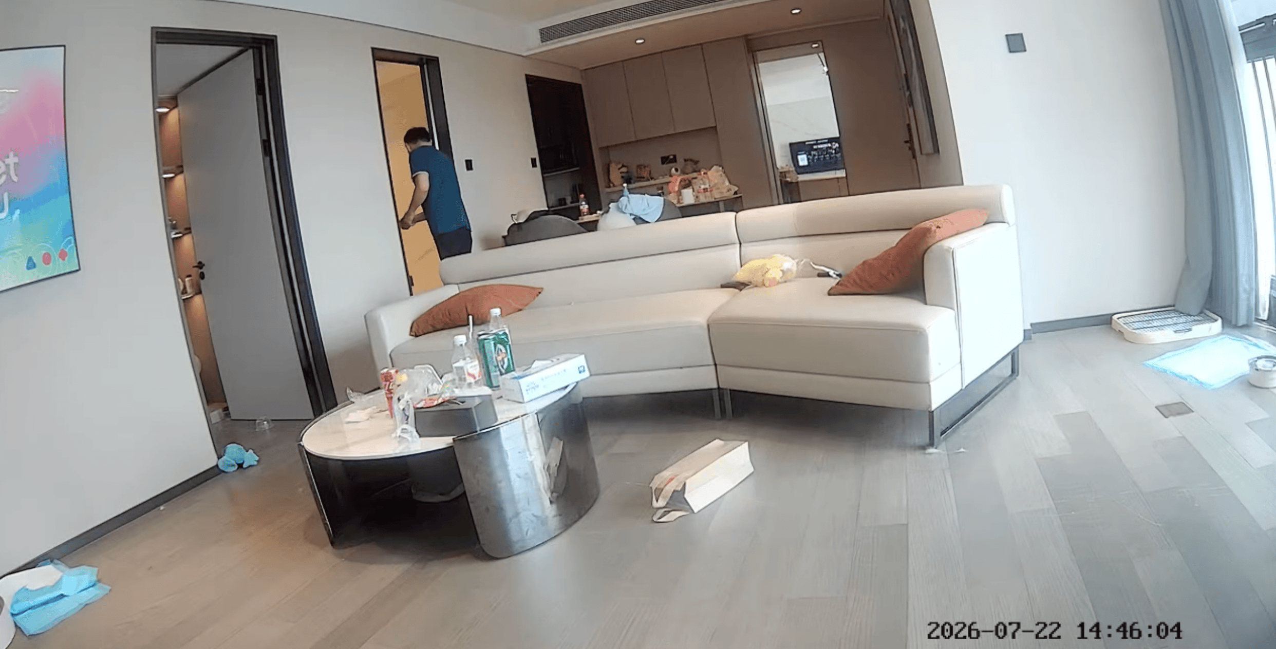 女子入住广州一酒店告知无需清理,服务员仍两次开门进入,酒店:双方均报警等待结果